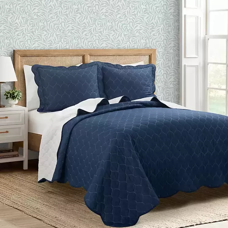 White and Navy Scallop 3-pc. King Quilt Set>Kirklands Home Fashion